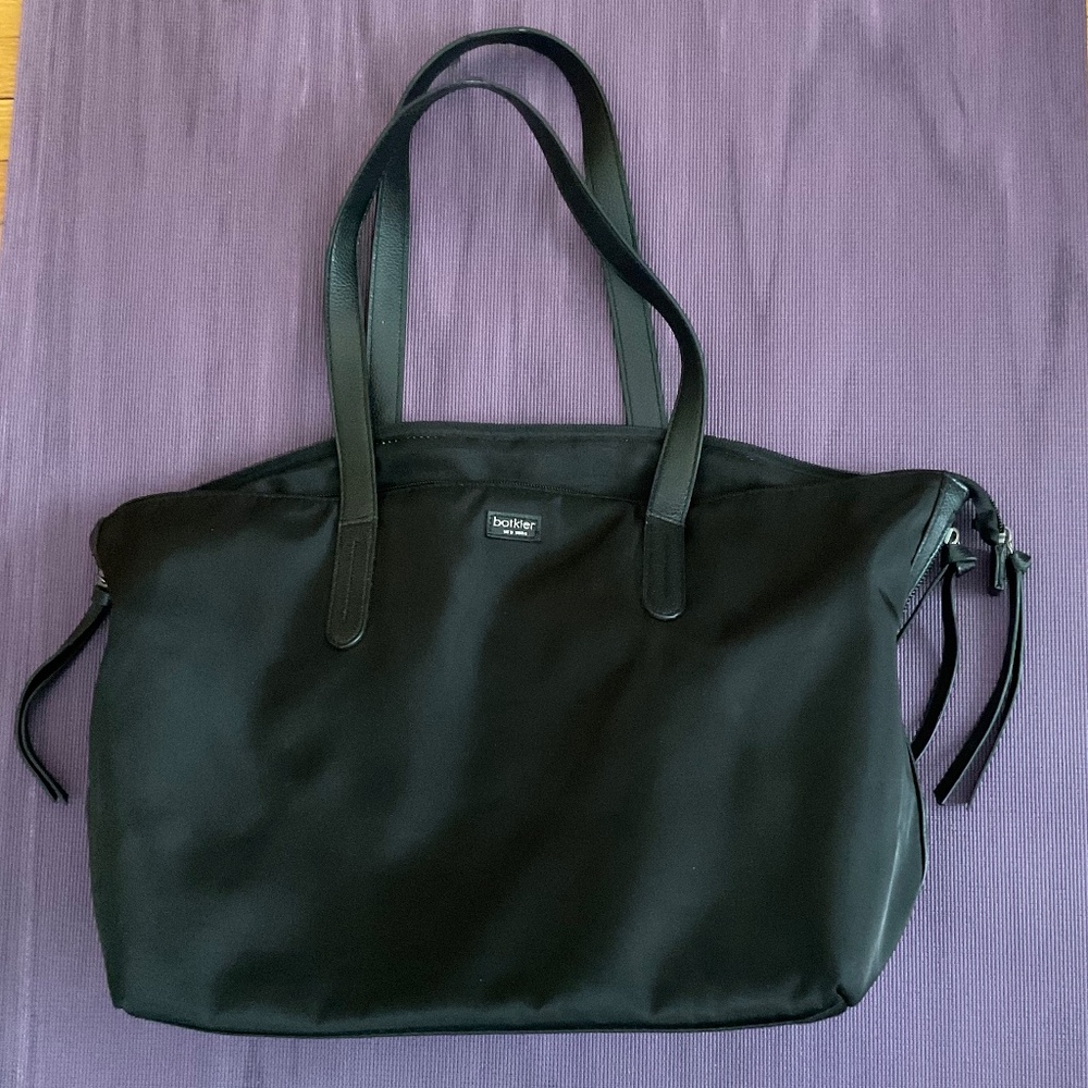 Ladies GUC handbag.